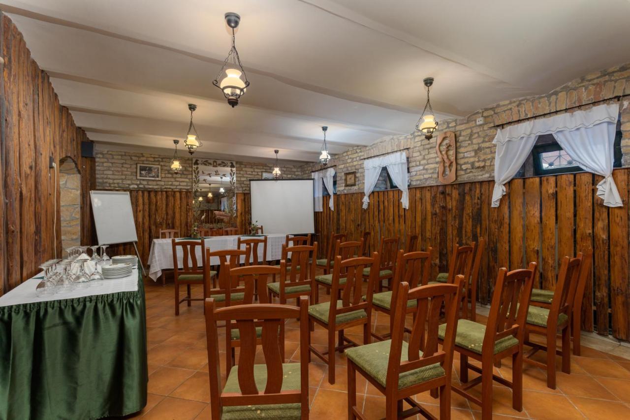 Illes Hotel Σέγκεντ Εξωτερικό φωτογραφία